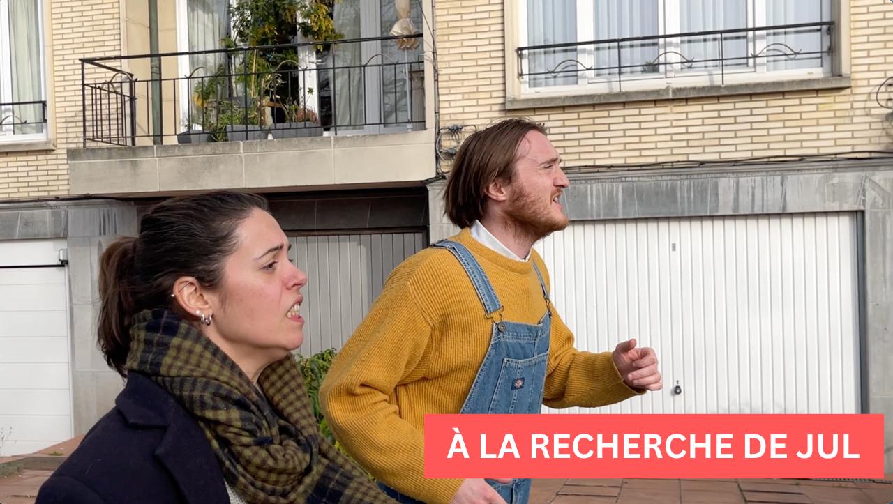 Deux personnes courent dans une rue résidentielle — affiche du court métrage À la recherche de Jul, réalisé pendant le stage cinéma — Studio 1170