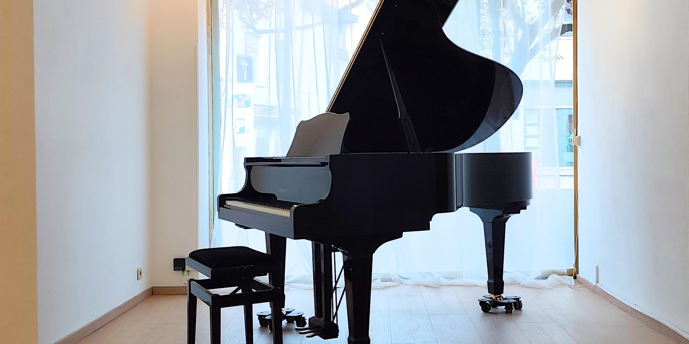 Le piano à queue du Studio 1170 devant la vitrine donnant sur la Place Keym, à Watermael-Boitsfort