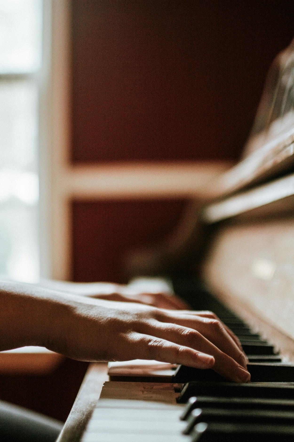 Des mains posées sur le clavier d'un piano, pendant un cours au Studio 1170