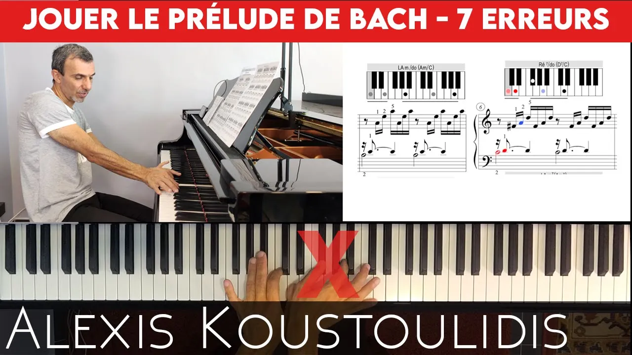 Alexis Koustoulidis joue le Prélude de Bach au piano à queue, avec la partition annotée et un gros plan des mains sur le clavier